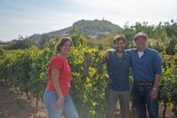 freizeit – Für die Insel-eigene Kulinarik sorgen Margherita (links) mit ihrem Wein und Linsen, die dann Manlio (Mitte) in seinem Lokal serviert.