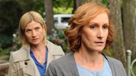 SOKO Stuttgart – Martina Seiffert (Astrid M. Fünderich, l.) fällt auf, dass Marlene Hahn (Nicole Beutler, r.) mit ihrer neuen Anwältin zufriedener ist als mit der Arbeit des Opfers.