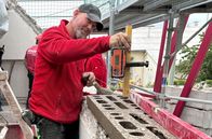 Handwerkskunst! – Maurermeister Erik Zedler aus Dexheim mauert im Altbau eine bestehende Mauer neu auf.