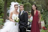 Im Brautkleid meiner Schwester – Eigentlich wollte Sophie (Alissa Jung, r.) David (David Rott, M.) heiraten, doch dann steht Sina (Alissa Jung; l.) mit ihm vor dem Traualtar. Weiß David von dem Rollentausch?