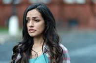 Life – Saira (Saira Choudhry) versucht David zu verführen, der ihr Interesse an ihm nicht nachvollziehen kann.