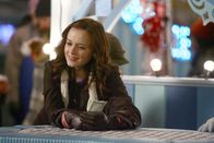 Gilmore Girls – Rory (Alexis Bledel) unterstützt ihre Mutter bei der Betreuung ihres Standes auf dem Winterfest ...