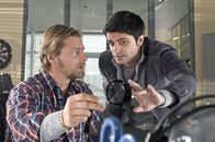Der letzte Bulle – Am Tatort wurde ein merkwürdiges Symbol an die Wand gemalt, das sich Mick (Henning Baum, l.) und Andreas (Maximilian Grill, r.) nicht erklären können. Da setzt sie Polizeipsychologin Haffner auf eine heiße Fährte ...