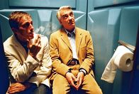Edel & Starck – Max Kirchhoff (André Hennicke, l.) erklärt Felix (Christoph M. Ohrt, r.) sein Problem im Dixiklo.