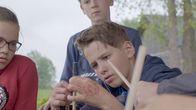 SommerCamp - Back To the Roots – Auch für Alvin ist so ein Devilsstick echt knifflig. Alida und Luca sehen zu.