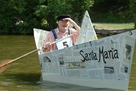 Löwenzahn Classics – Peter (Peter Lustig) nimmt mit seinem Papierboot "Santa Maria" an der Bärstädter Papierbootregatta teil.