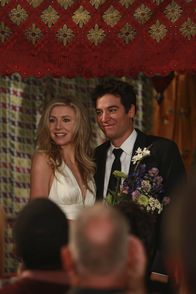 How I Met Your Mother – Stellas (Sarah Chalke, l.) Schwester Nora ist drei Tage vor der Hochzeit der Bräutigam abhanden gekommen, sodass Stella und Ted (Josh Radnor, r.) den Termin übernehmen. Doch wird alles gut gehen?
