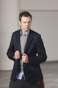 Community – (1. Staffel) - Jeff Winger (Joel McHale) ist Anwalt - bis ihm seine Lizenz entzogen wird, weil sein (kolumbianischer) Schulabschluss als ungültig erklärt wird. Somit ist er gezwungen, seinen Abschluss nachzuholen, um in seinen alten Job zurückkehren zu können ...