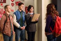 The Middle – Während Darrin (John Gammon, l.), Sean (Beau Wirick, 2.v.l.) und Axl (Charlie McDermott, 2.v.r.) kurz vor dem Valentinstag Mädchen ihre Dienste als "Schlussmacher" anbieten, zieht Frankie Bricks Zorn auf sich, als sie seine Kunstwerke aus der Schule wegwirft ...