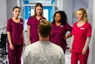 Bettys Diagnose – Zoe hat ihren ersten Tag in der Karlsklinik. Von links: Ava Edemir (Rona Özkan), Betty Hertz (Henrike Hahn), Finn Eckart (Yannik Meyer), Zoe Breitner (Catherine Chikosi), Mia Kunze (Antonia Döring)