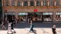 Marktcheck checkt ... – „Marktcheck checkt“ nimmt den Modekonzern H&M unter die Lupe. Es geht um Produktqualität, Marketing und Service sowie um die Geschichte, Markenwelt und Marktmacht des Unternehmens. Das Bild zeigt das Ladengeschäft in der Leipziger Petersstraße.
