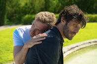 Alles was ich dir geben will – ONE ALLES WAS ICH DIR GEBEN WILL, STAFFEL 1, "Folge 2 - Geheimnisse" Uhr. Aymeric (Alexis Loret, l.) und Manuel Ortigosa (David Kammenos, r.).