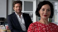 Die Rosenheim-Cops – Chef-Controller Markus Herrmann (Peter Ketnath, l.) hofft, sich nach Dienstschluss mit Miriam Stockl (Marisa Burger, r.) zum Abendessen zu treffen.