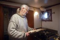 Zu Tisch ... – Zu Tisch Lofoten – Norwegen Jan-Ivar Pettersen kocht in der Schiffskombüse das Abendessen. Copyright: SRF/Gero von Schneider-Marientreu
