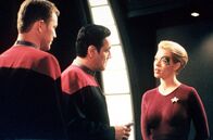 Star Trek - Raumschiff Voyager – Paris (Robert Duncan McNeill, l.) und Chakotay (Robert Beltran, M.) diskutieren mit "Seven of Nine" (Jeri Lynn Ryan, r.) über die Gravitonellipse, eine äußerst seltene Anomalie.