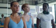 Spellbound - Verzaubert in Paris – Simone (Margherita Barbieri, l.) ist enttäuscht von Cece. Sie vermutet, dass Cece Magie angewandt hat, um beim Tanzen besser als andere zu sein. Mia (Abigail O'Regan, M.) und Jack (Sam Darius, r.) wundern sich über Simones heftige Reaktion.