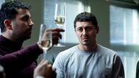 neoriginal: Hidden Agenda – Isak (Mahmut Suvakci, l.) und Teddy (Alexej Manvelov, r.) stoßen mit Freunden bei einer Hochzeit an. Doch Teddy ist nicht recht nach feiern zumute, denn er hat gerade erfahren müssen, dass er viele Jahre hintergangen wurde.
