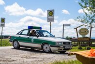 Hubert ohne Staller – Hubert (Christian Tramitz, r.) und Girwidz (Michael Brandner) werden zu einem Tatort gerufen. Auf einem Ferienbauernhof ist ein Mord geschehen.