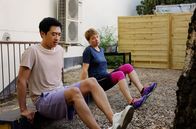 Rentnercops – Vicky (Katja Danowskim r.) und Hui (Aaron Le, l.) sind mit dem Training fast fertig, es folgt Seniorenprogramm ...