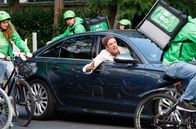 Rentnercops – Martin (Henner Momann, M.) wird von Fahrradkurieren (Komparsen) umzingelt.