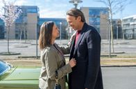 In aller Freundschaft – Dr. Martin Stein (Bernhard Bettermann) wird vor der Sachsenklinik von seiner neuen Freundin Nina Minou (Franziska Benz) überrascht.