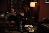 Last Man Standing – Mike (Tim Allen, l.) muss feststellen, dass seine neue Freundschaft mit der lesbischen Blondine Charlie, bei seiner Frau Vanessa (Nancy Travis, r.) gar nicht gut ankommt ...