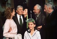 Die Meute der Erben – Zum 77. Geburtstag besuchen die Erbschleicher Bert (Robert Giggenbach, rechts) und Thekla (Eleonore Weisgerber, 3. von links) ihren Vater Arno Adelmann (Günter Pfitzmann, 2. von links). Mit dabei ist Tochter Bianca (Friederike Wagner, links), Theklas Ehemann Theodor (Klaus Mikoleit, 2. von rechts) sowie die kleine Caro (Henriette Confurius), die Tochter der ungeliebten Nachbarin.