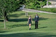 Close - Dem Feind zu nah – Millionenerbin Zoe (Sophie Nélisse, l.) verschleißt jeden Bodyguard.