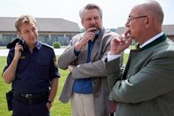 Die Rosenheim-Cops – Die Ermittlungen im Mordfall auf dem Reiterhof gestalten sich kniffliger als zunächst angenommen für Polizeidirektor Achtziger (Alexander Duda, r.), Kommissar Stadler (Dieter Fischer, M.) und Polizeihauptmeister Mohr (Max Müller, l.).