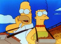 Die Simpsons – Marge und Homer verteilen Gratisbrezeln im Baseballstadion.