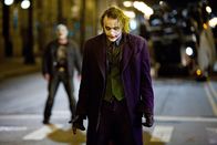 The Dark Knight – Will die Welt brennen sehen: der Joker (Heath Ledger) ...