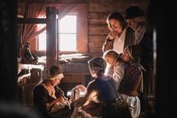 Ein Tag in... – Im 17. Jahrhundert sind Hausgeburten und Geb‰rst¸hle ¸blich. Erst im 18. Jahrhundert geb‰ren Frauen im Liegen (v.l. Julia Thurnau, Elina Vaska, Maija Arvena, Martins Liepa, Daiga Kazocina, Juris Strenga).Im 17. Jahrhundert sind Hausgeburten und Geb?rst?hle ?blich. Erst im 18. Jahrhundert geb?ren Frauen im Liegen (v.l. Julia Thurnau, Elina Vaska, Maija Arvena, Martins Liepa, Daiga Kazocina, Juris Strenga).