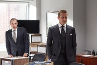 Suits – Durch die Untersuchungen der Börsenaufsicht kommt es zur Krise: nicht nur Geschäftsgeheimnisse drohen enthüllt zu werden, sondern auch private Fehltritte. Sind auch Louis (Rick Hoffmann, l.) und Harvey (Gabriel Macht, r.) betroffen?