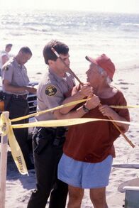 Diagnose: Mord – Leo (Leo Penn, r.) und ein Polizist streiten sich am Strand.