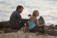 Soul Surfer – Bethany Hamilton (Anna Sophia Robb, r.) erlebt den Alptraum ihres Lebens - doch mit Hilfe ihrer Eltern Tom (Dennis Quaid, l.) und Cheri kämpft sie sich wieder zurück ins Leben und auf das Surfbrett ...