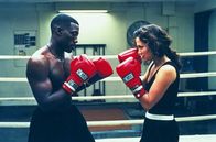 Money Train – John (Wesley Snipes) und Grace Santiago (Jennifer Lopez) sind neue Kollegen und freunden sich an.