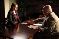 The Mentalist – Grace (Amanda Righetti, l.) wird zur Bewachung des Zeugen Justin DeGeorge eingeteilt, doch dieser wird erschossen. Grace gerät dadurch unter Verdacht und muss ihre Unschuld vor Ermittler LaRoche (Pruitt Taylor Vince, r.) beweisen ...