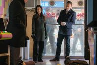 Elementary – Als drei Gangmitglieder in Chinatown erschossen wurden, versuchen Sherlock Holmes (Jonny Lee Miller, M.) und Joan Watson (Lucy Liu, r.) den Mörder zu fassen ...