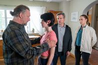 Blutige Anfänger – Gerd Witte (Matthias Komm, l.) möchte seine Tochter Jenny (Sidney Fahlisch, 2.v.l.) schützen und schickt sie in ihr Zimmer, während er von Torsten Kaiser (René Steinke) und Charlotte (Cheyenne Pahde) zum Tod seines Sohnes befragt wird.