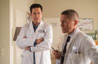 In aller Freundschaft – Dr. Rolf Kaminski (Udo Schenk, re.) hat eine Patientin von Dr. Brentano (Thomas Koch, li.) übernommen. Doch er kommt mit der Diagnose nicht weiter und zieht Philipp wieder zu Rate.