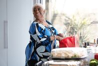 Hacks – Miss Loretta (Luenell) ist überrascht, als Marcus unerwartet im Haus auftaucht. Wird er die mit ihm nicht abgesprochene Party ins Wasser fallen lassen?