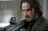 John Wick – John Wick (Keanu Reeves) eilt ein Ruf voraus, der alle bösen Buben schon bei der Erwähnung seines Namens angst und bange werden lässt. Für den Totschläger seines Hundes und Dieb seines Autos verheißt das nichts Gutes ...