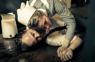 Charité – Ida (Alicia von Rittberg) findet Emil Behring (Matthias Koeberlin) mit einer Überdosis Opium.
