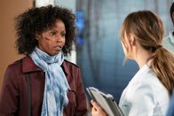 Grey's Anatomy – L-R: Khalilah Joi als Abby, Camilla Luddington als Dr. Jo Karev