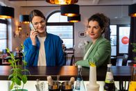 Die Rosenheim-Cops – Kommissarin Beck (Michaela Weingartner, l.) und Rechtsmedizinerin Dimos (Anastasia Papadopoulou, r.) erhalten den Anruf zum nächsten Einsatz.
