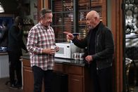 Last Man Standing – Mike Baxter (Tim Allen, l.); Ed Alzate (Hector Elizondo, r.)