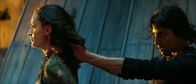 Paris has fallen – Zara (Ritu Arya, r.) bedroht Esin (Amal Affani, l.) mit ihrer Waffe, um Pearce von der Flucht abzuhalten.