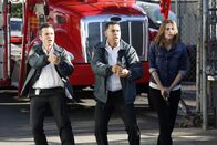 Castle – Ryan (Seamus Dever, l.), Esposito (Jon Huertas, M.) und Kate Beckett (Stana Katic, r.) wollen den Mann dingfest machen, der das Auto, in dem der verschwundene Richard Castle offenbar transportiert wurde, soeben verschrottet hat ...