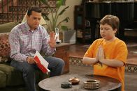Two and a Half Men – Alan (Jon Cryer, l.) kann Jakes (Angus T. Jones, r.) Verhalten nicht ertragen ...
