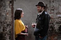 The Dry - Sekt oder Selters – Jack (Moe Dunford, re.) hat Shiv (Roisin Gallagher, li.) einen Job vermittelt.
